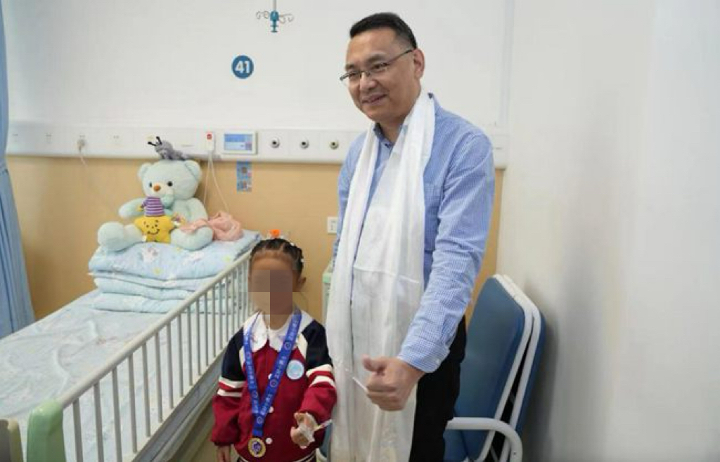 患儿给执行院长陈杰赠送哈达