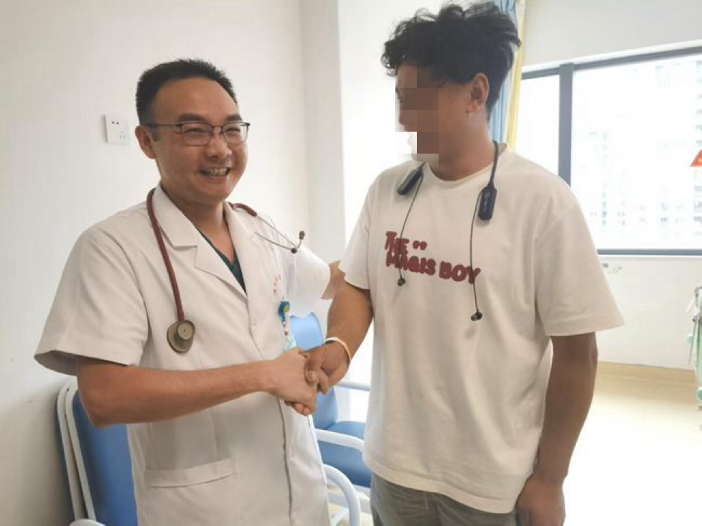 2个月患儿的家长向郑义熔表达感谢