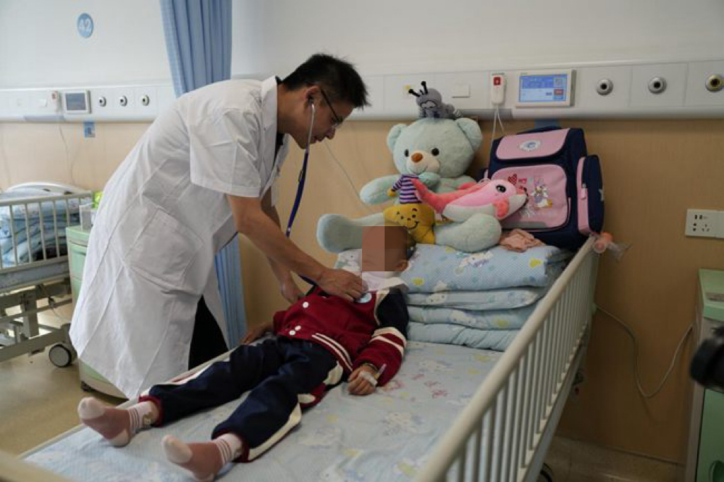 陈强在病房为患儿做检查