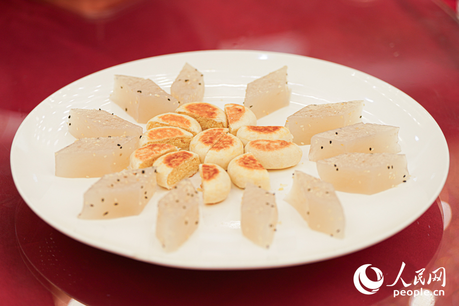 马蹄糕拼银耳馅饼。实习生 郑舒尘摄