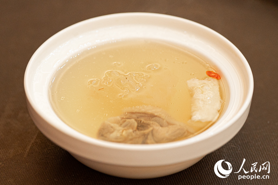 银耳花胶鸡。实习生 郑舒尘摄