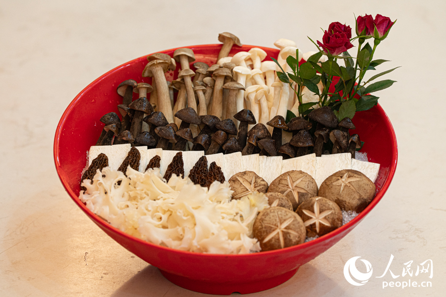 珍菌总汇。实习生 郑舒尘摄