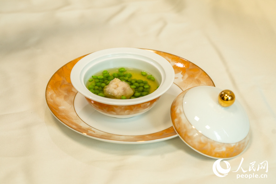 松茸白刀狮子头。实习生 郑舒尘摄