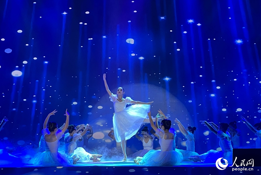 歌伴舞《临水之恋》通过声光电融合,演绎出当地文化的唯美意境。人民网记者 陈蓝燕摄