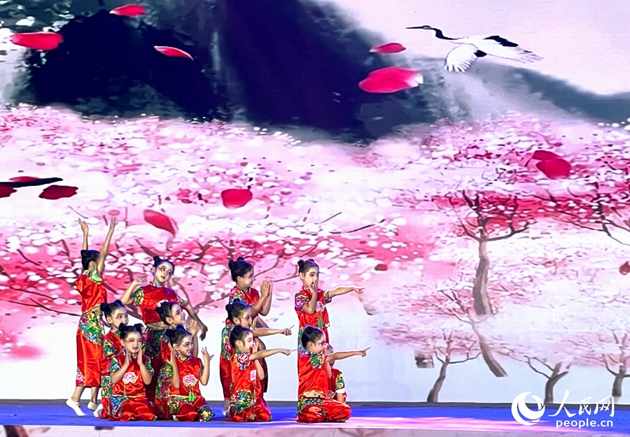 少儿舞蹈《欢乐中国娃》用俏皮灵动的舞姿,展现侨乡后代的蓬勃朝气。人民网记者 陈蓝燕摄