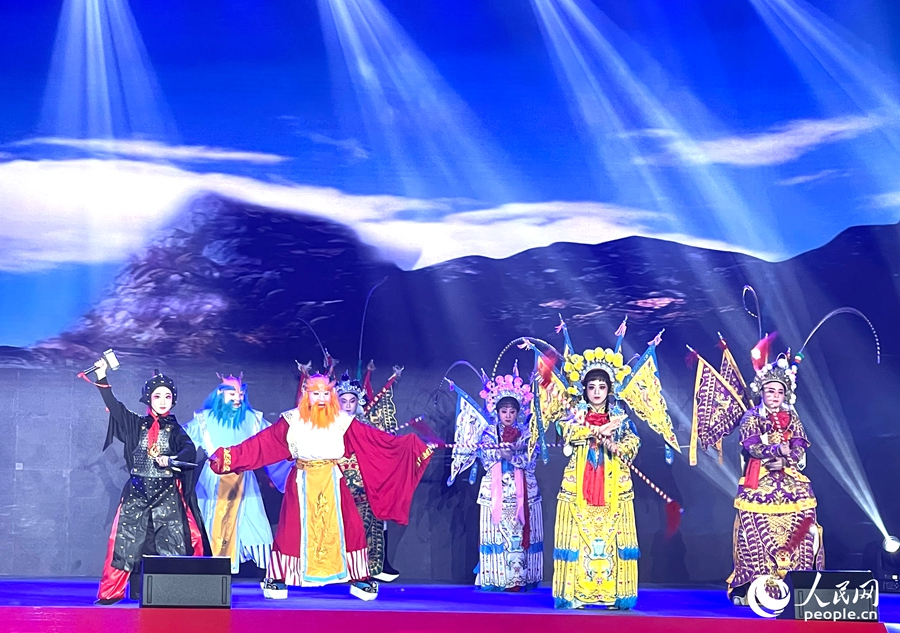 传统闽剧《顺天圣母》选段韵味悠长,表演者的唱腔将地方戏曲魅力展现得淋漓尽致。人民网记者 陈蓝燕摄