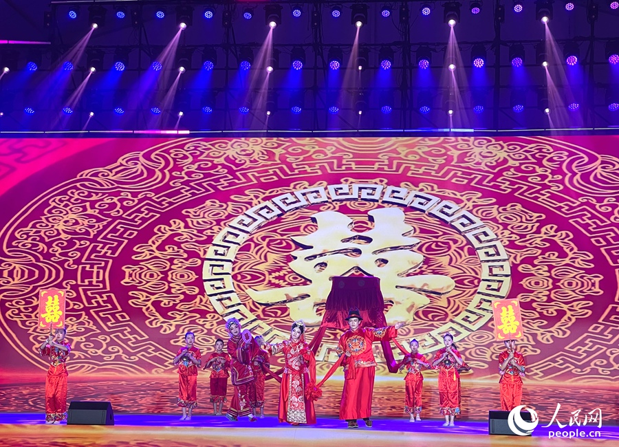 舞蹈《新嫁娘》再现古田传统婚俗,唤起在场侨胞的故土记忆,台下不少观众举起相机拍照留念。人民网记者 陈蓝燕摄