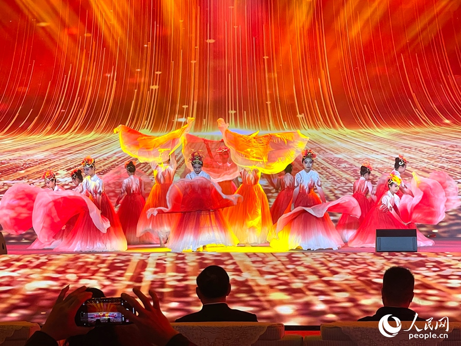 压轴登场的情景歌舞《我们的家园》,以恢弘的舞台效果展现了古田近年来的发展成就。人民网记者 陈蓝燕摄