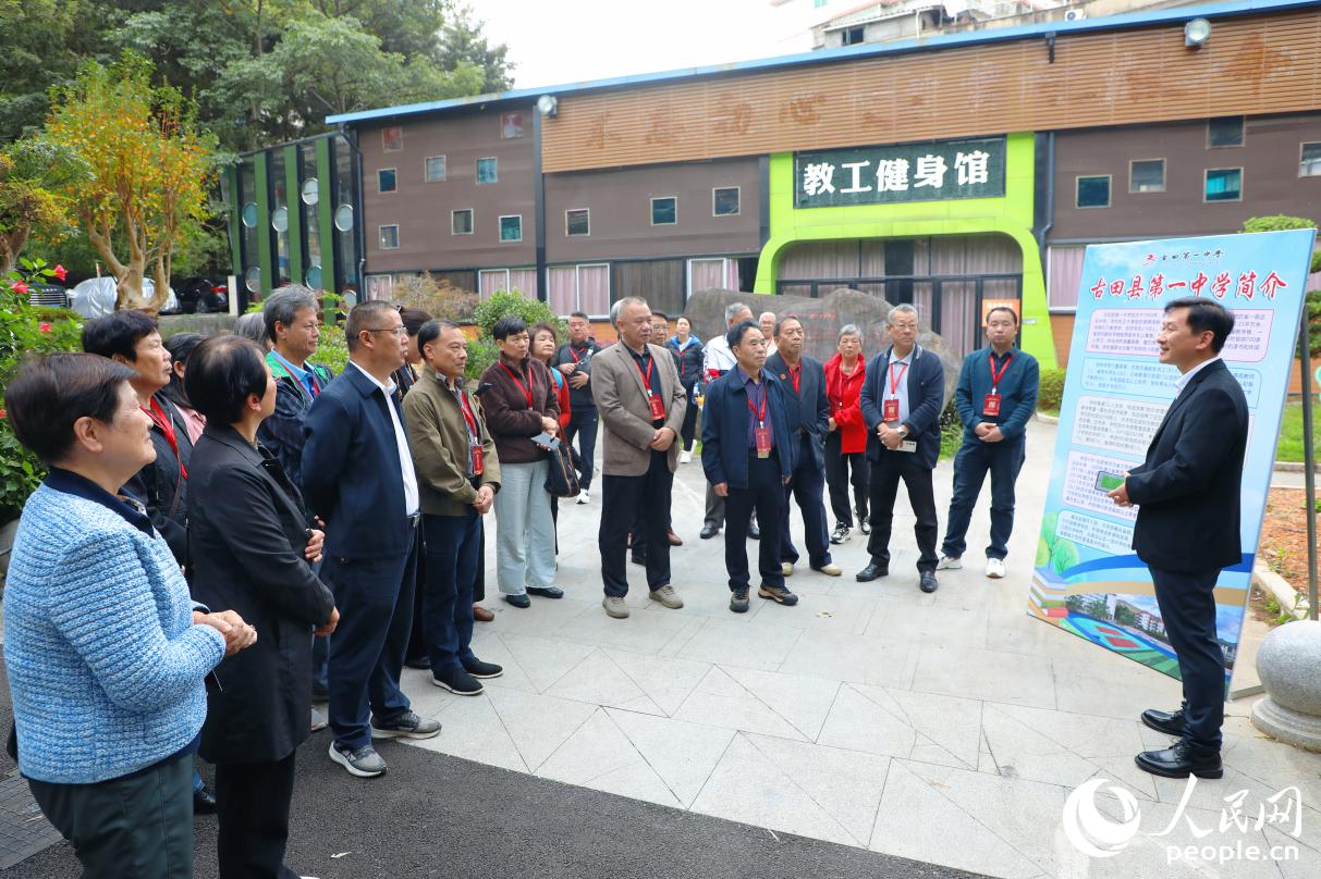 古田籍乡亲来到古田一中。人民网记者 李唯一摄
