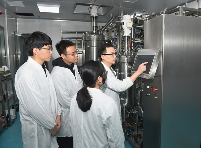 福建中烟自主建成烟用生物酶制剂试验线,与厦门大学、福州大学、海洋三所等多家院所、高校合作,推动生物酶全产业链协同创新。周芬摄