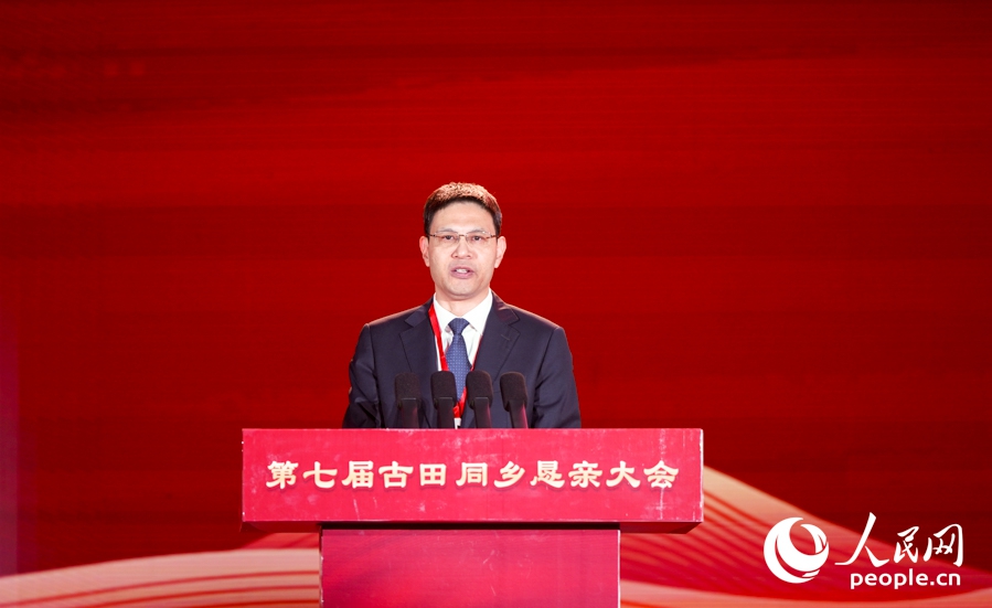 古田县委书记许锋在第七届古田同乡恳亲大会上向侨胞们致谢。实习生 郑舒尘摄