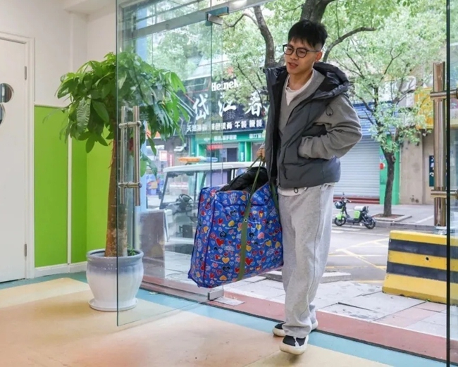 爱心人士参与捐赠