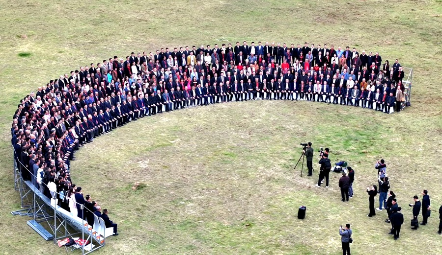 与会侨胞集体合影留念。主办方供图