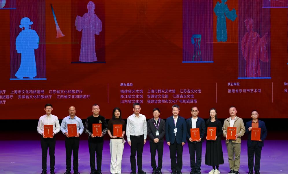 为金奖作品颁奖