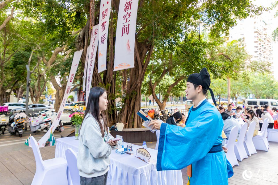 戶外雅集區開展的朱子詩詞格言對答活動。人民網攝