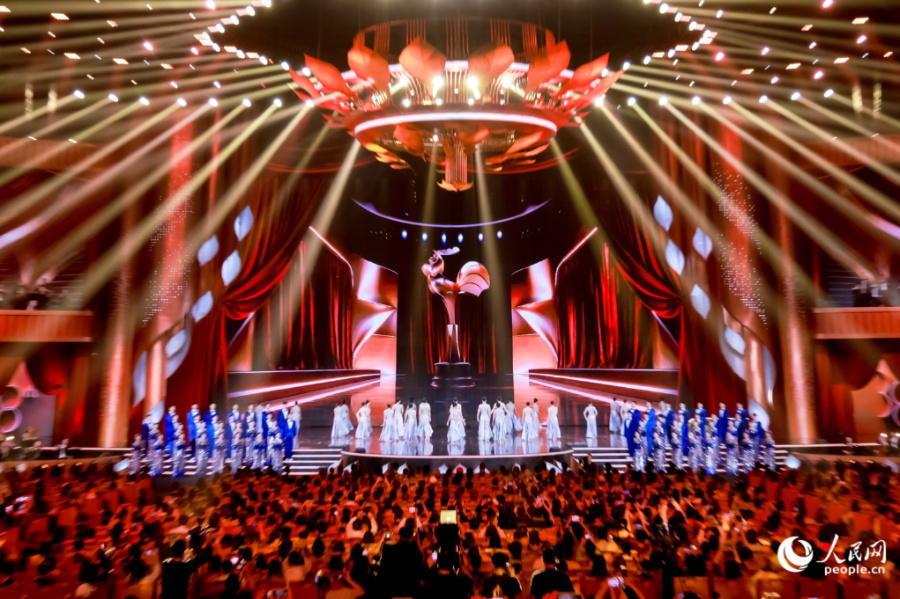 15日晚，2025年中国金鸡百花电影节在厦门闭幕。人民网记者 陈博摄