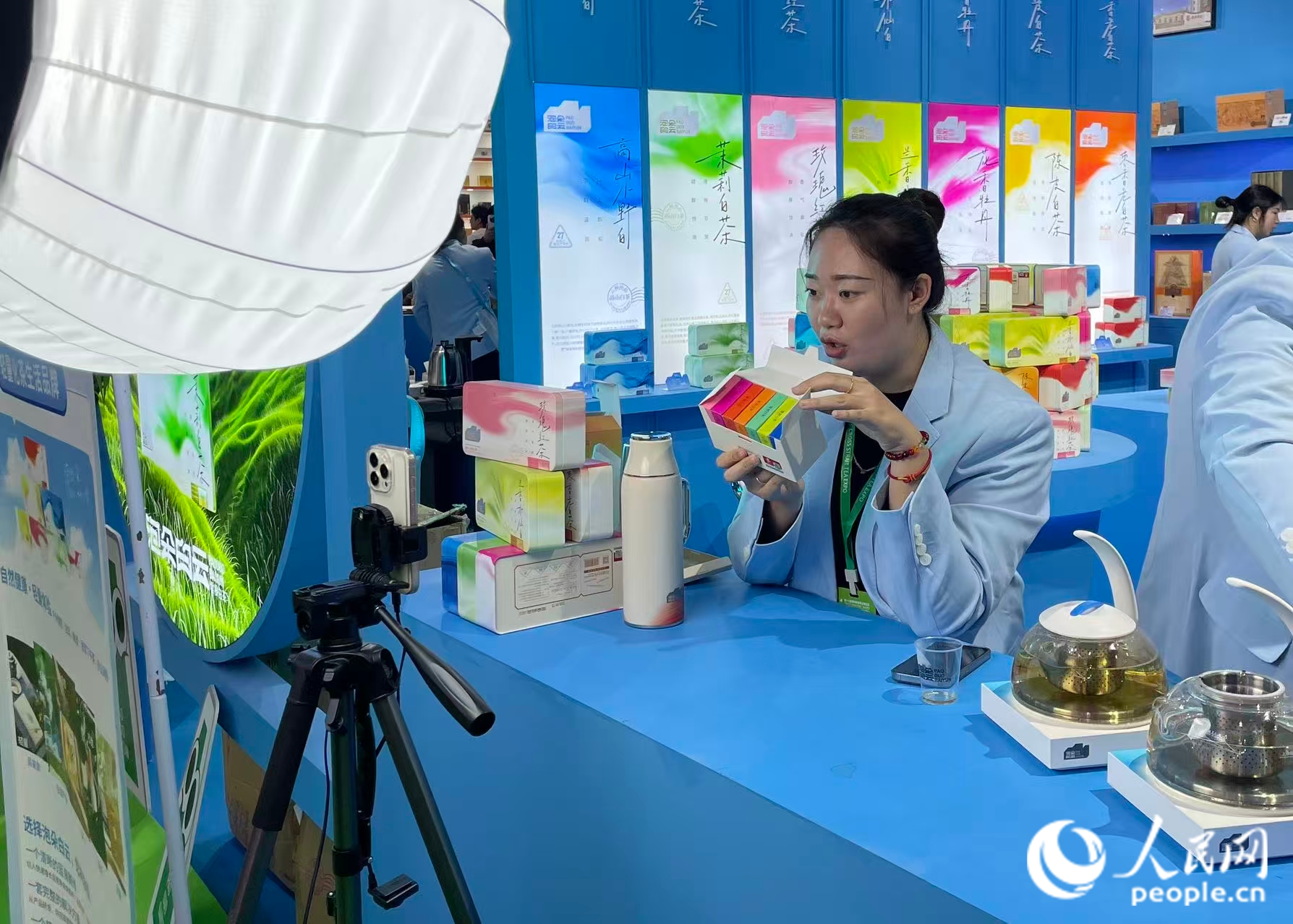 主播现场直播带货。人民网记者 林盈摄