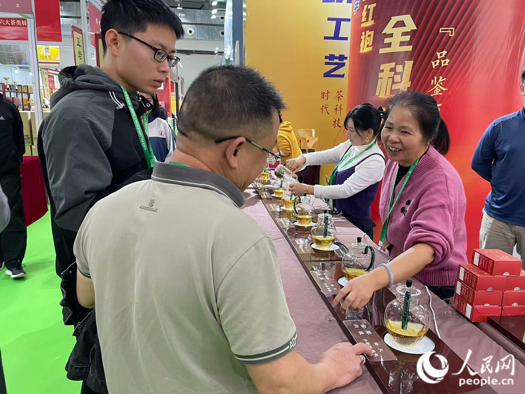 各地茶商以茶博会为契机互相交流。人民网记者 林盈摄