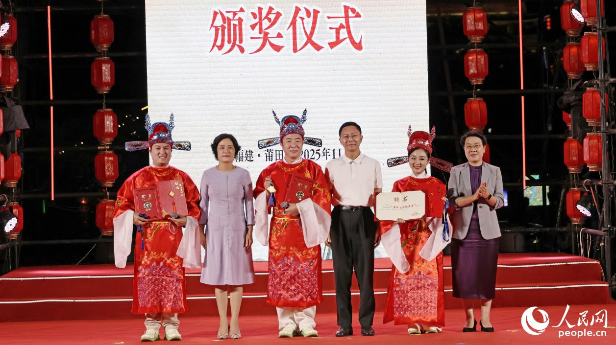 “状元楼上争状元”总决赛三甲颁奖仪式。人民网记者 李昌乾摄