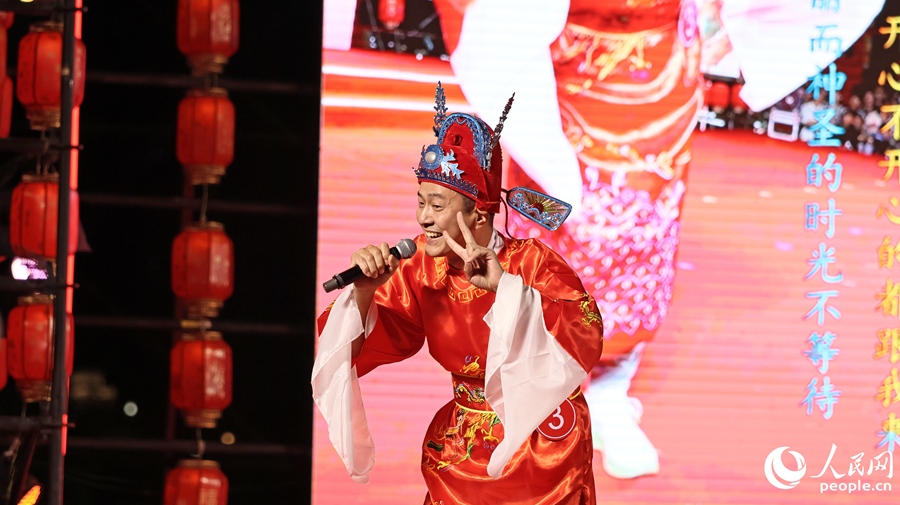 总决赛现场男声独唱。人民网记者 李昌乾摄