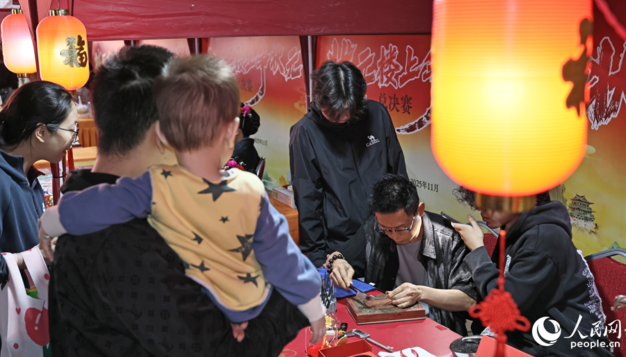 在技能状元作品展示区,黄飞达银饰制作吸引群众驻足观看。人民网记者 李昌乾摄