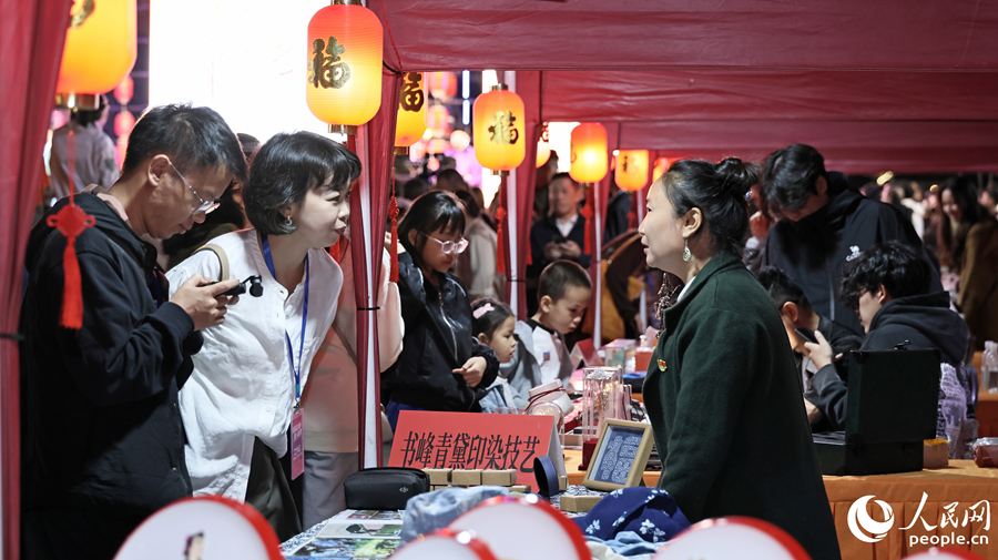 在技能状元作品展示区,吸引群众驻足观看和拍照留念。人民网记者 李昌乾摄