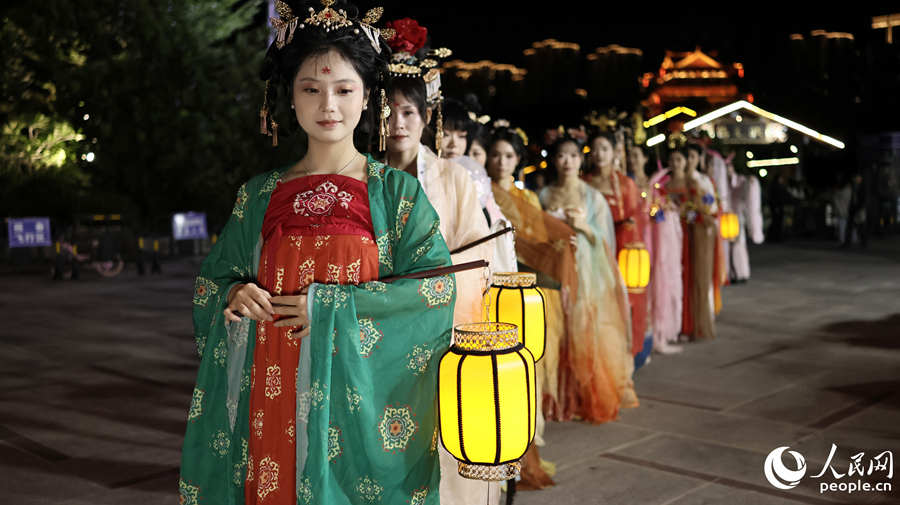 古风汉服巡游,打造沉浸式古今文化盛宴,增强文化体验感。人民网记者 李昌乾摄
