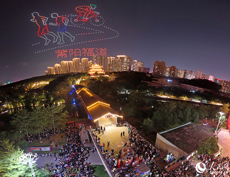 状元阁前的璀璨光影与无人机表演交相辉映,打造出震撼人心的视觉盛宴,引来现场观众阵阵惊叹。人民网记者 李昌乾摄