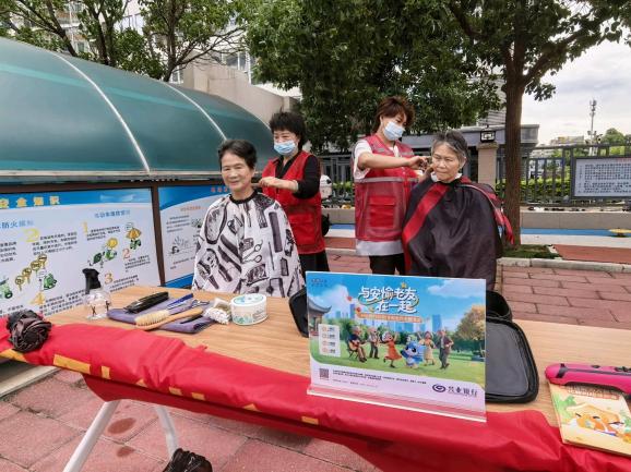 工作人员为社区老年居民提供免费理发服务