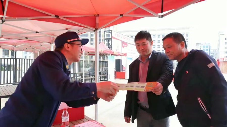 在“学雷锋·文明实践我行动”主题活动上开展消防宣传。泉州开发区供图
