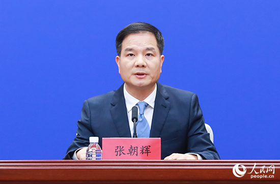 福建省自然资源厅党组成员、副厅长张朝辉在发布会上作介绍。人民网 陈永整摄
