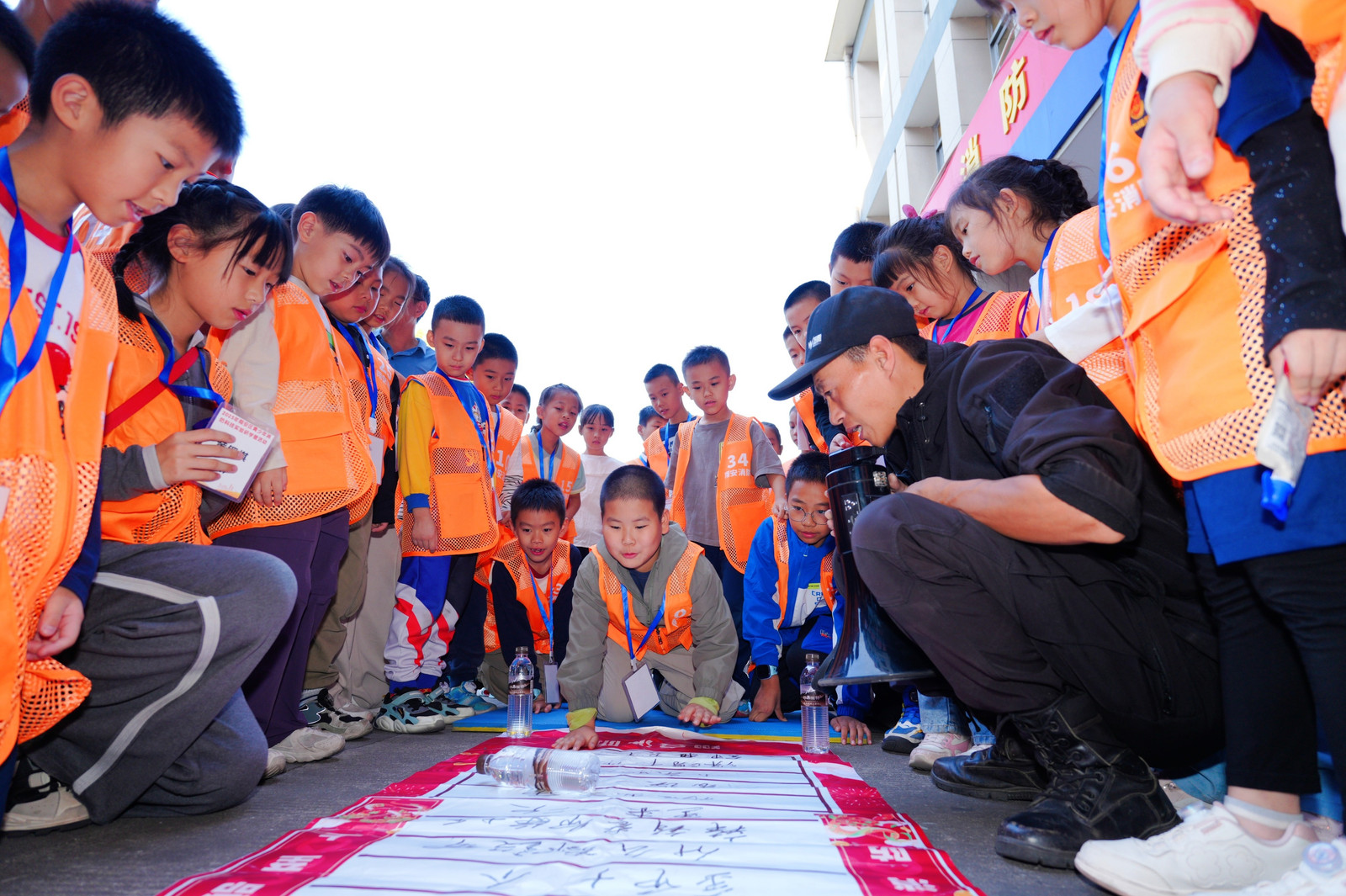 学员们进行“消防滚滚乐”趣味环节体验。翔安区消防救援大队供图