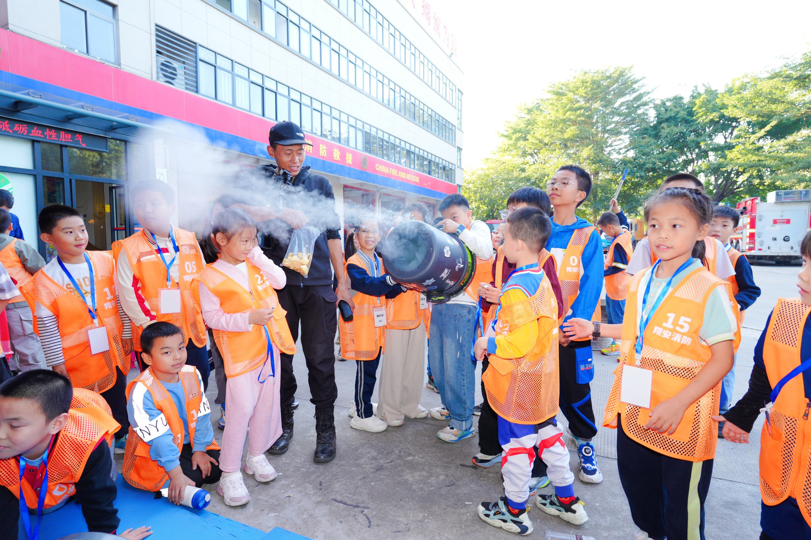 学员进行空气炮体验，感受“气流挤压释放”原理。翔安区消防救援大队供图