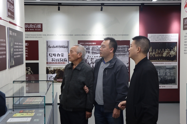 参观闽东抗战档案展