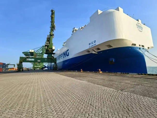 貨輪停泊在港口