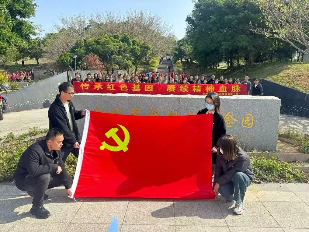 高山鎮依托龍高革命烈士紀念園開展清明祭掃主題黨日活動。高山鎮供圖