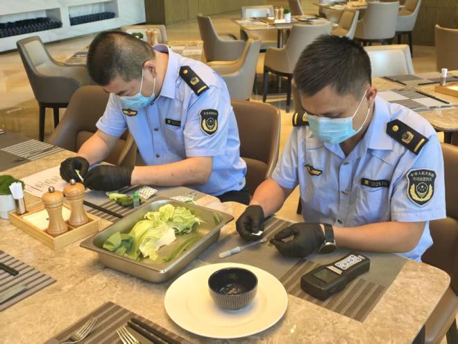 市场监管执法人员在辖区重点酒店开展驻点监管。湖里市场监管局供图