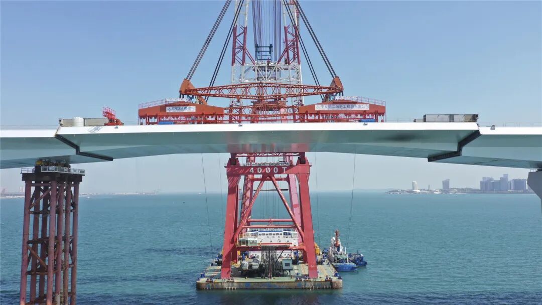 翔安大桥钢箱梁吊装现场。中交二航局供图