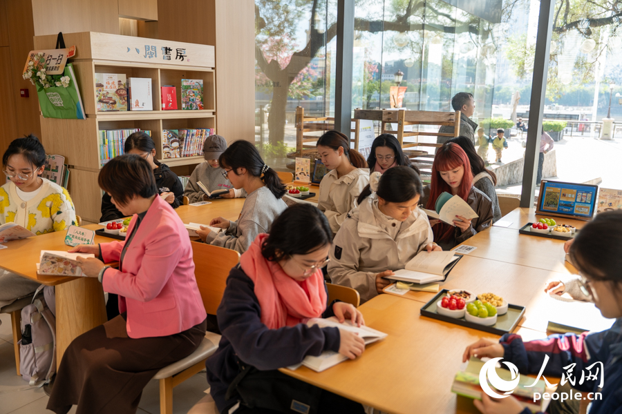 品茗區中,讀者在茶香氤氳中感受傳統工藝之美。實習生 鄭舒塵攝