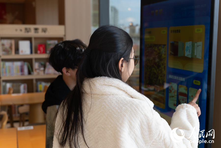 讀者體驗“八閩書房”智慧閱讀平台。實習生 鄭舒塵攝