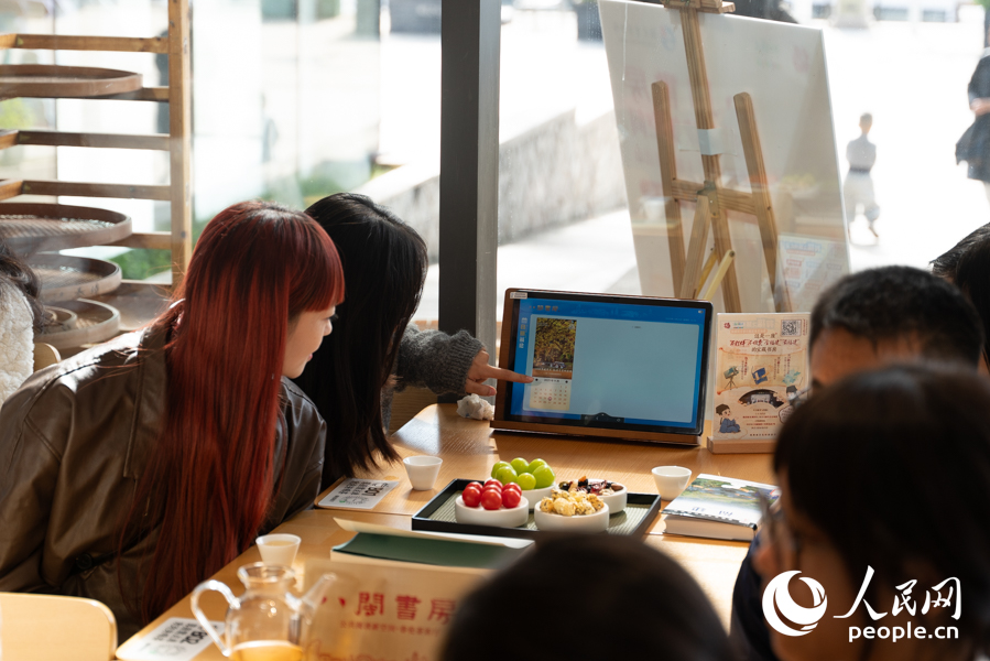 讀者體驗“八閩書房”智慧閱讀平台。實習生 鄭舒塵攝