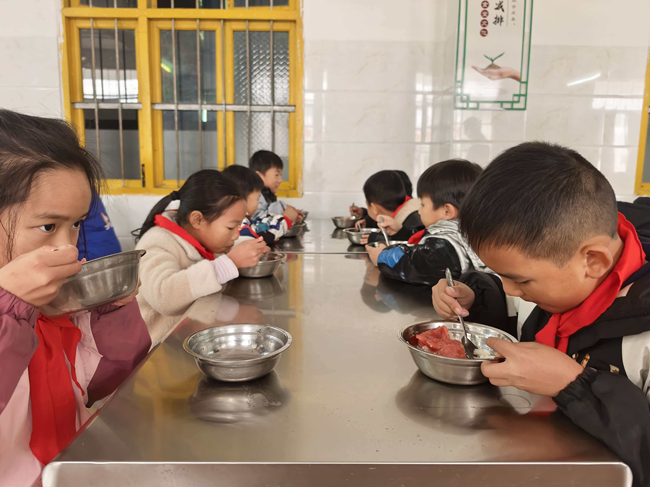改善后的寄宿學校餐品