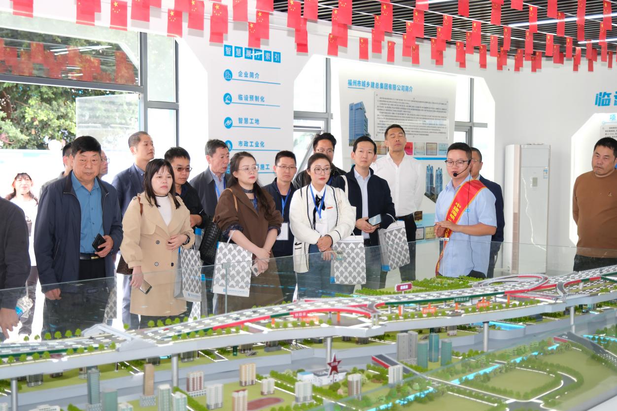 與會人員參觀智慧展廳