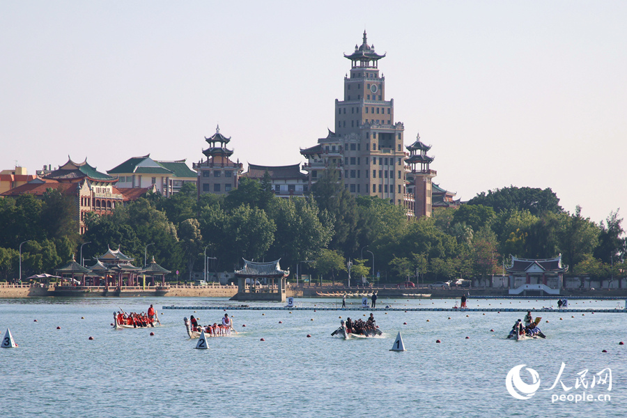 厦门市首届龙舟公开赛在集美龙舟池鸣锣开赛。人民网记者 陈博摄