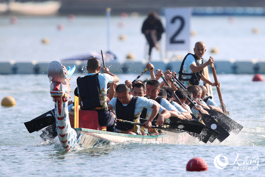 选手们奋勇争先,挥桨溅起层层水花。人民网记者 陈博摄