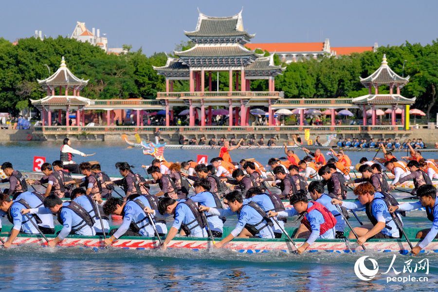 一艘艘龙舟破水疾行,劈波斩浪。人民网记者 陈博摄