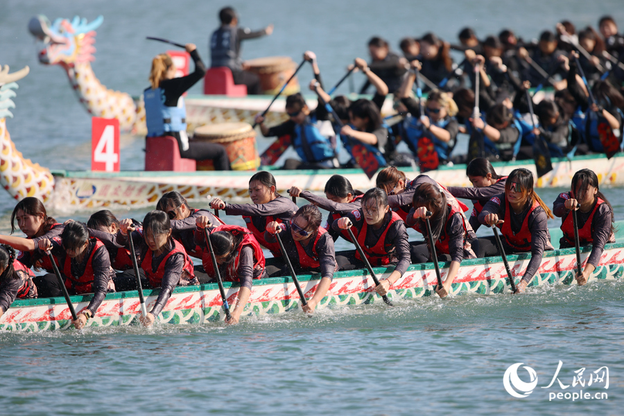 临近终点,各队伍你追我赶,全力挥桨。人民网记者 陈博摄