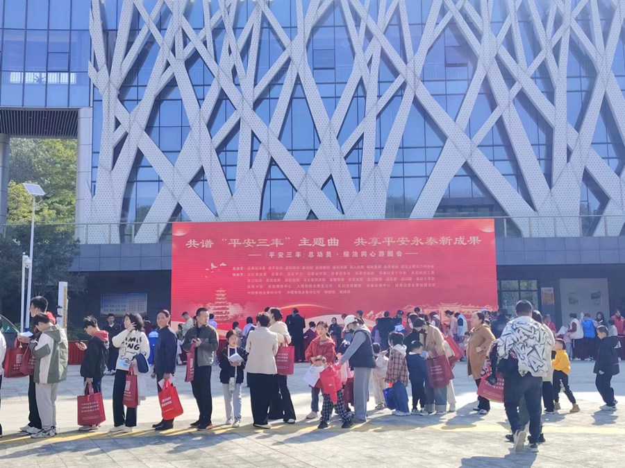 现场群众有序排队参加活动。