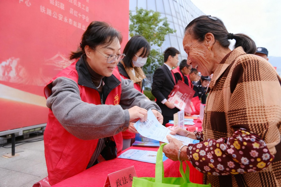 工作人员认真为群众普法。