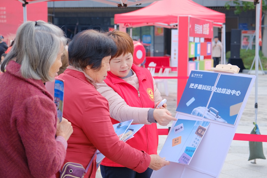 群众踊跃参与游戏互动。